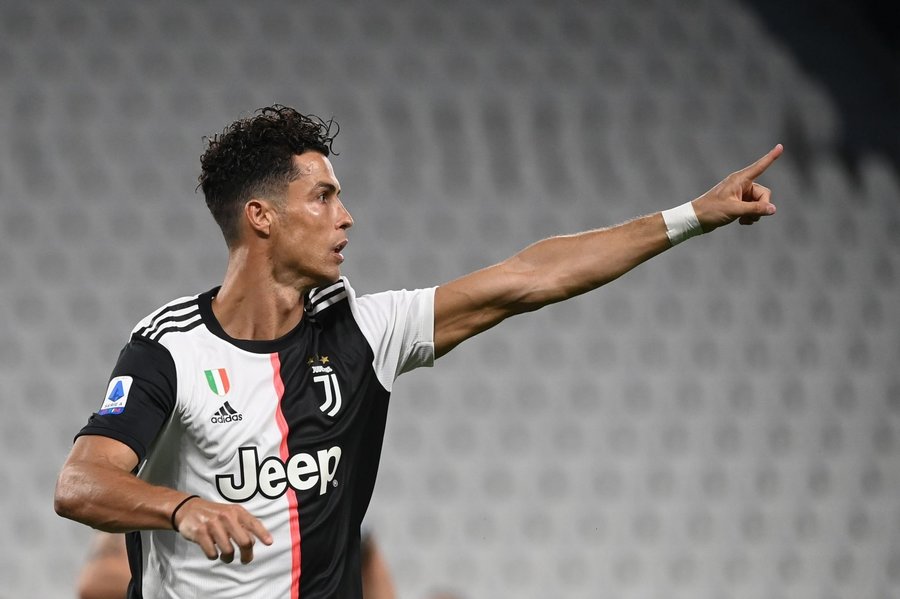 Reacţia lui Cristiano Ronaldo, după ce a intrat în istorie drept primul care triumfă de două ori în Anglia, Spania şi Italia. Cui dedică trofeul
