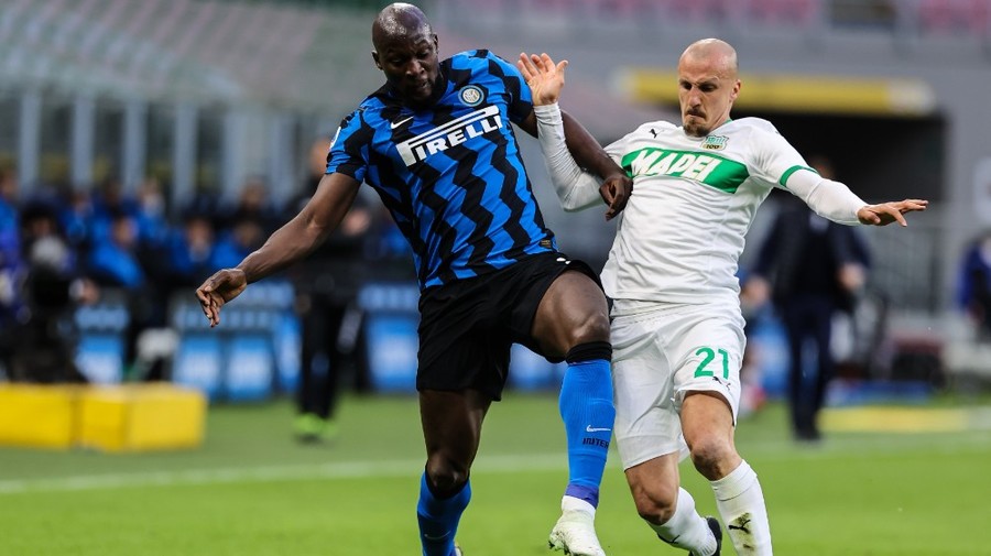 VIDEO | Chiricheş, cel mai slab jucător în meciul Inter - Sassuolo! "Mai întâi, l-a pierdut din marcaj pe Lukaku. La 2-0, nu reuşeşte să-l împiedice pe Lautaro"