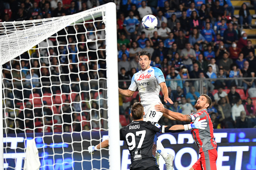 VIDEO | Cremonese - Napoli 1-4. Ionuţ Radu a greşit din nou şi are cele mai multe goluri încasate în Serie A. Oaspeţii revin pe primul loc