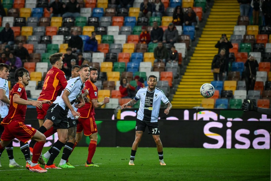 VIDEO | AS Roma a câştigat în prelungiri cu Udinese, în continuarea meciului întrerupt pe 14 aprilie