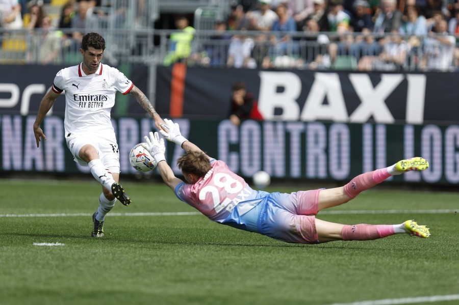 VIDEO | Venezia - AC Milan 0-2. Ionuţ Radu nu a greşit la goluri
