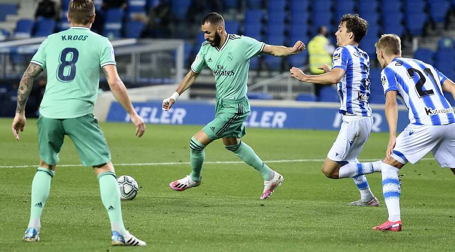 VIDEO | Real Madrid câştigă partida cu Sociedad şi o egalează pe Barcelona, în fruntea La Liga. Ramos şi Benzema au decis partida