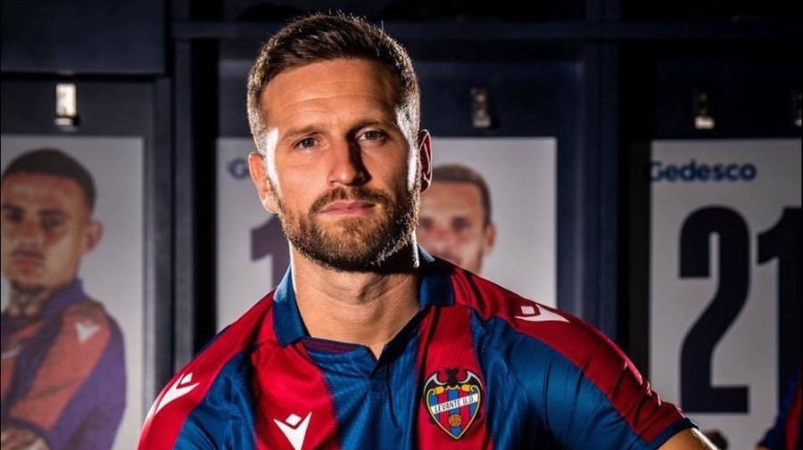 Spargere la locuinţa lui Shkodran Mustafi! Fundaşul lui Levante era acasă 