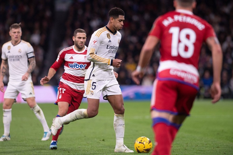 VIDEO ǀ Real Madrid se impune cu Granada şi revine pe primul loc în La Liga