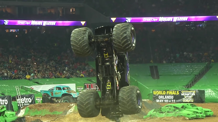 VIDEO | OFF-ROAD AMERICAN. CEI MAI NEBUNI PILOŢI AU FĂCUT SPECTACOL LA MONSTER JAM
