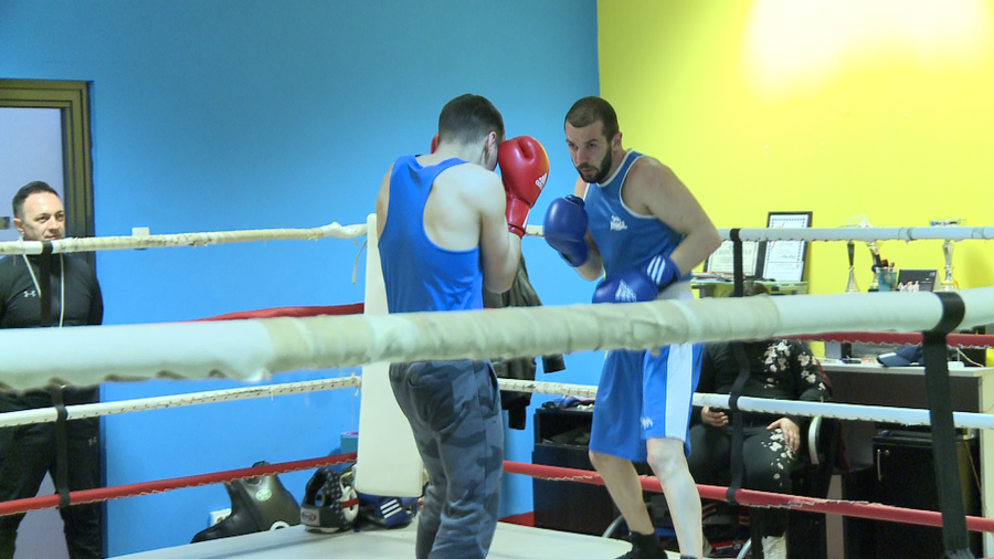 VIDEO | CAMPIONII DE MÂINE. ZECI DE BOXERI SE PREGĂTESC LA CLUJ SUB OCHII UNUI FOST DEŢINĂTOR AL CENTURII MONDIALE