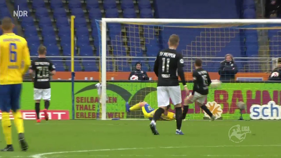 VIDEO | RATĂRI ULUITOARE LA UN MECI DIN LIGA A TREIA GERMANĂ