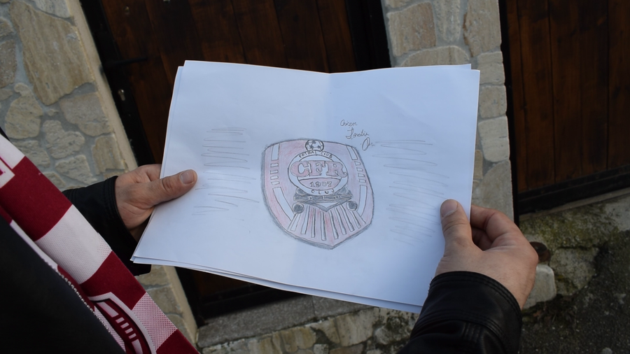 VIDEO | SUPORTERUL ARTIST AL CAMPIOANEI ROMÂNIEI. ŞI-A PROPUS SĂ DESENEZE TOŢI JUCĂTORII DACĂ CFR ÎŞI APĂRĂ TITLUL