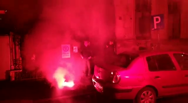 VIDEO | SUPRIZĂ PENTRU REDNIC DE ZIUA SA. FANII AU VENIT LA EL ACASĂ