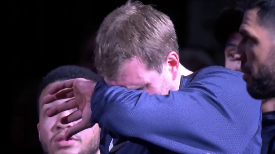 VIDEO | S-A MAI RETRAS O LEGENDĂ DIN NBA. JUCĂTORULUI I-AU DAT LACRIMILE LA ULTIMUL MECI