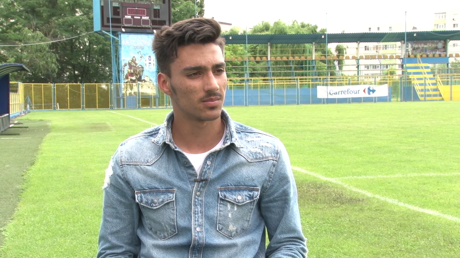 EXCLUSIV | FOTBALISTUL CARE POATE JUCA ATÂT ÎN APĂRARE, CÂT ŞI ÎN ATAC. ARE DOAR 15 ANI