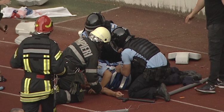 VIDEO | INCIDENTE DRAMATICE LA ”U”-HERMANNSTADT. JANDARM RĂNIT GRAV DUPĂ CE A FOST LOVIT CU SCAUNUL ÎN CAP