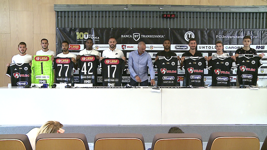 VIDEO | ÎNGHESUIALĂ LA CONFERINŢA DE PRESĂ! ”U” CLUJ A PREZENTAT APROAPE O ÎNTREAGĂ ECHIPĂ