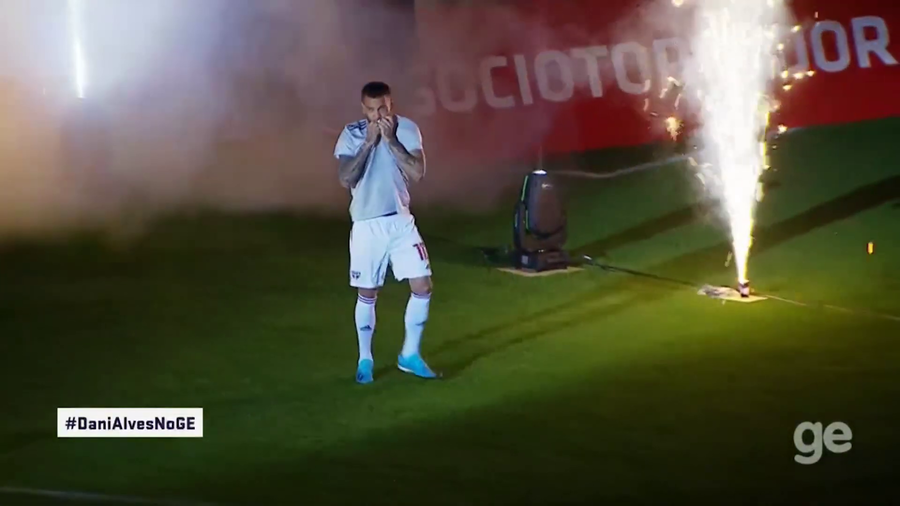 VIDEO | DANI ALVES, PRIMIT CA UN ZEU LA SAO PAOLO
