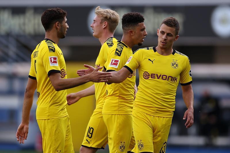 FOTO: Cel mai frumos moment al etapei din Bundesliga. Tricourile cu mesaj emoţionant, pe care cei de la Borussia Dortmund le-au purtat înainte de partida cu Hertha Berlin