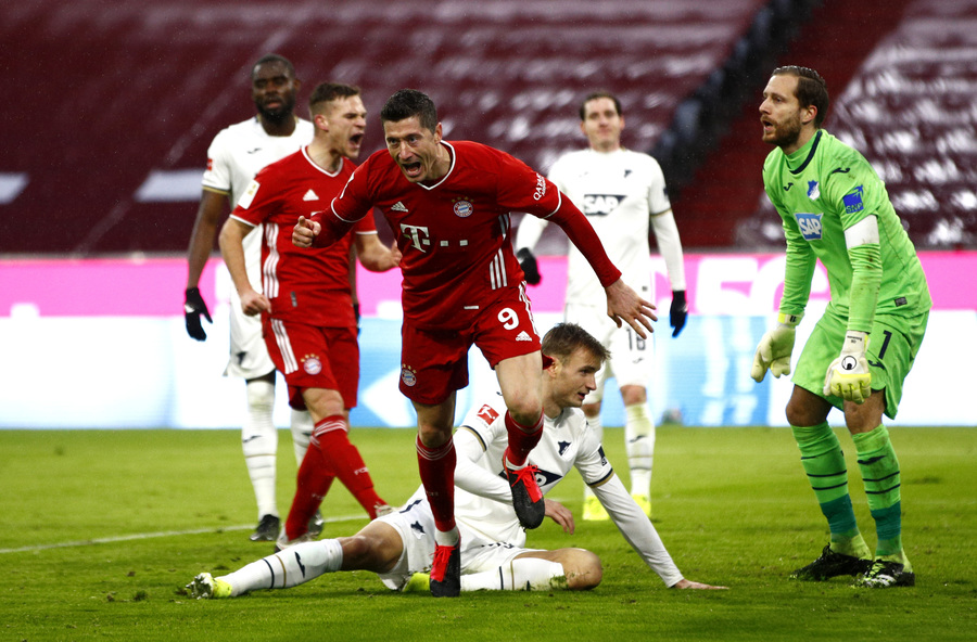BUNDESLIGA: Decizie radicală luată de germani! Toţi jucătorii intră în carantină