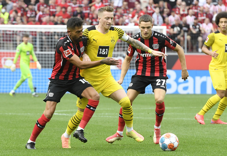 Borussia Monchengladbach - Dortmund, sâmbătă, de la 19.30, pe Look Sport 3. Oaspeţii au nevoie de victorie în derby pentru a se menţine în plasa liderului Bayern
