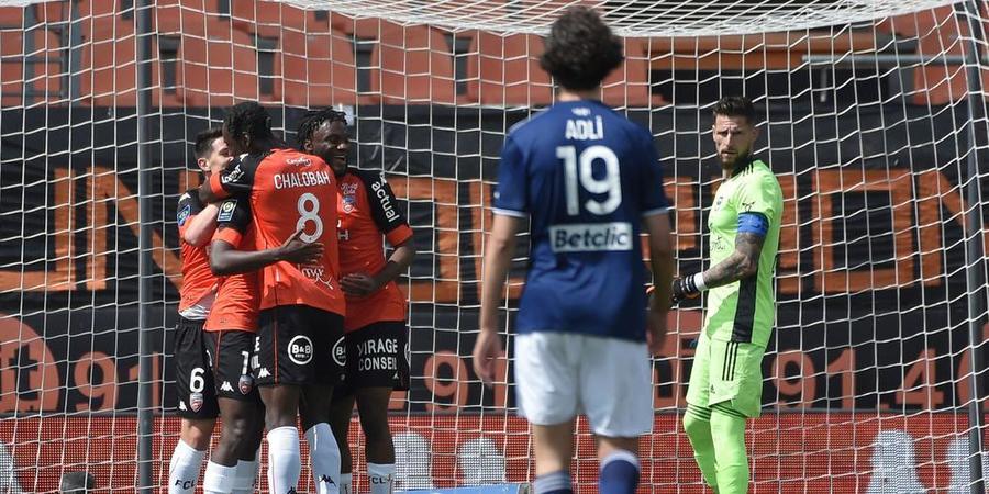 FOTO | Jucător din Ligue 1, surprins în timp ce dormea pe banca de rezerve. Echipa sa are emoţii cu retrogradarea