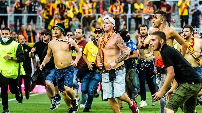 VIDEO | Incidente grave în Ligue 1. Lens - Lille, întrerupt de fani!