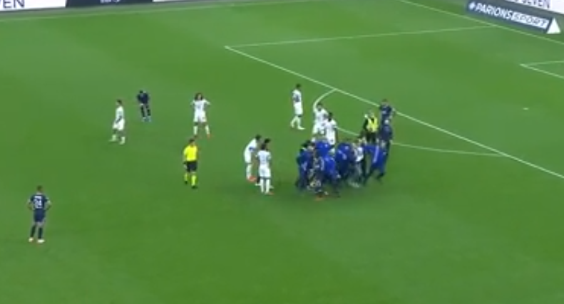 Olympique Marseille riscă să piardă un punct în clasament după incidentele de la meciul cu PSG. Nouă poliţişti au fost răniţi