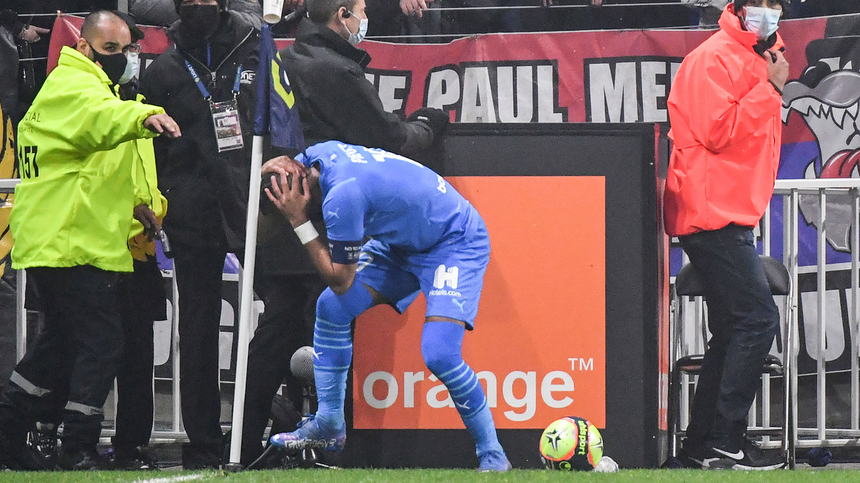 Bărbatul care l-a lovit cu sticla cu apă pe Dimitri Payet a fost condamnat la închisoare cu suspendare. A primit interdicţie şi pe stadion