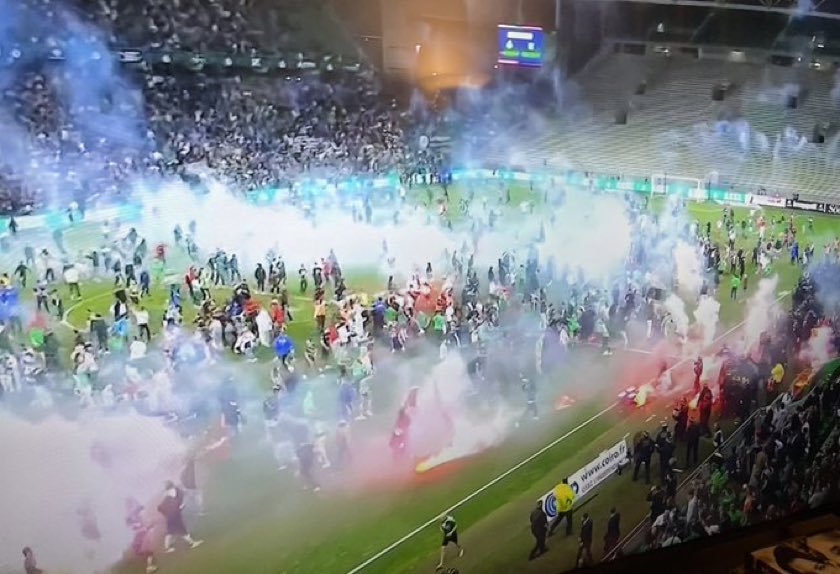 VIDEO | Auxerre revine după 10 ani în Ligue 1 şi o trimite pe Saint-Etienne în eşalonul secund. Suporterii au invadat terenul 