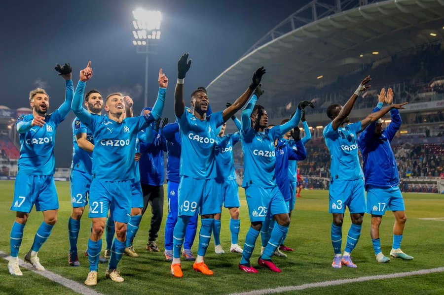 Victorie pentru Olympique Marseille, scor 2-0, cu Clermont. Meciul a început cu 45 de minute întârziere din cauza unor incidente cu suporterii