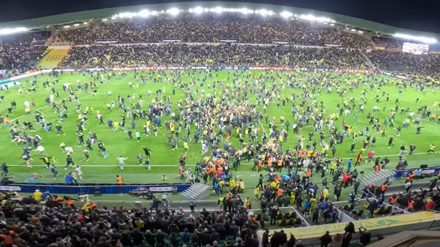 VIDEO ǀ Imaginile bucuriei! Fanii au invadat terenul după ce Nantes a învins Olympique Lyon şi s-a calificat în finala Cupei Franţei