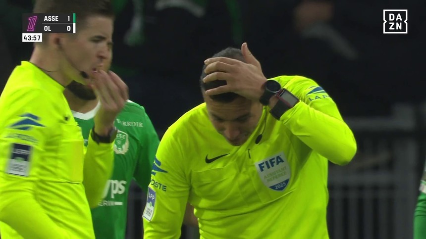 Liga franceză a anunţat când se va pronunţa cu privire la meciul Saint-Etienne - Lyon, întrerupt după ce arbitrul a fost lovit de un obiect aruncat din tribună