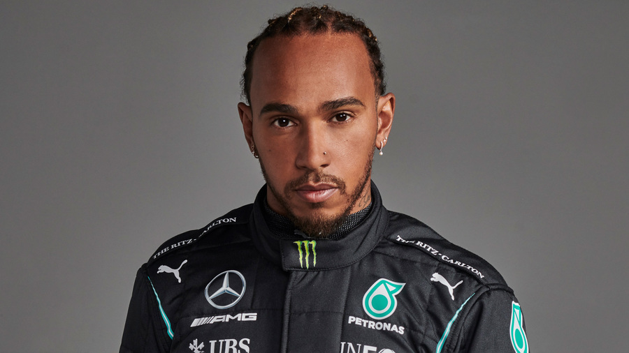 VIDEO | Penalizat cu zece secunde, Lewis Hamilton câştigă spectaculos MP al Marii Britanii în faţa unor tribune arhipline
