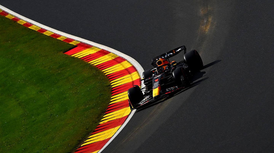 VIDEO ǀ Max Verstappen a câştigat sprintul din Belgia. Evenimentul a început cu întârziere, din cauza ploii