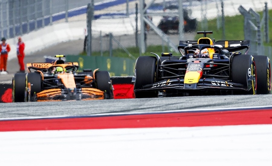 Dramă în MP al Austriei. Verstappen şi Norris s-au acroşat. Russell a profitat şi a obţinut triumful