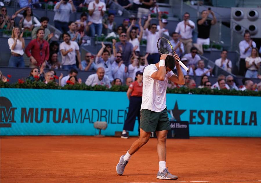 Elevul şi-a depăşit profesorul! Carlos Alcaraz l-a învins pe Rafael Nadal pe zgura de la Madrid şi s-a calificat în semifinale