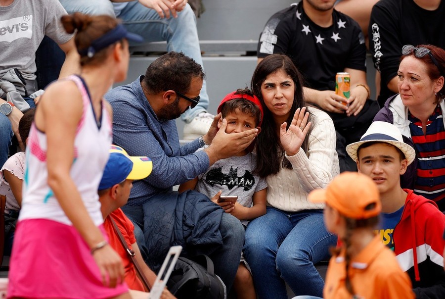 Irina Begu s-a calificat în turul al treilea al Roland-Garros. Românca a fost aproape de descalificare. UPDATE