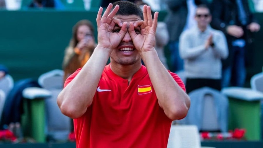 Carlos Alcaraz s-a calificat pentru prima dată în sferturile de finală ale turneului de la Roland Garros, unde îl va întâlni pe Alexander Zverev
