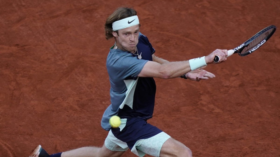 Andrei Rublev profită de abandonul lui Jack Sinner şi merge în ”sferturi” la Roland-Garros