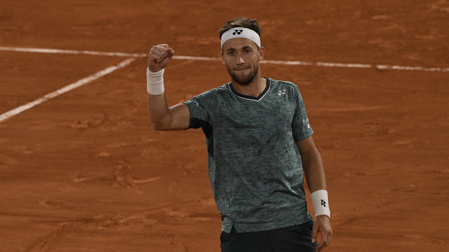 Casper Ruud, adversarul lui Nadal în finală la Roland Garros. Meciul Ruud – Cilic a fost perturbat de o manifestantă care s-a legat de fileu
