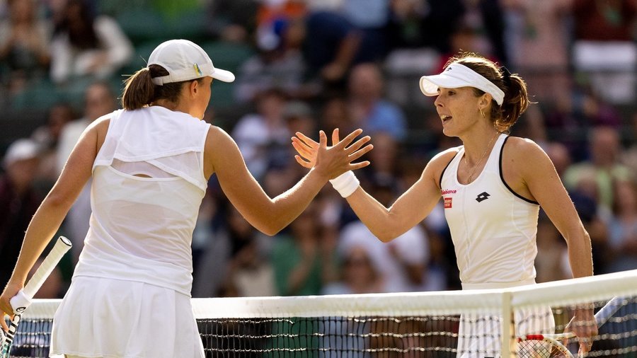Surpriză majoră la Wimbledon! Iga Swiatek, marea favorită de pe tabloul feminin, eliminată de Alize Cornet