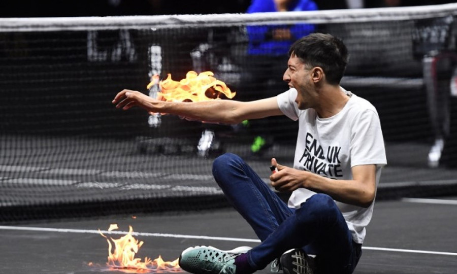 Incident şocant la Laver Cup! Un activist a intrat pe teren şi şi-a dat foc 