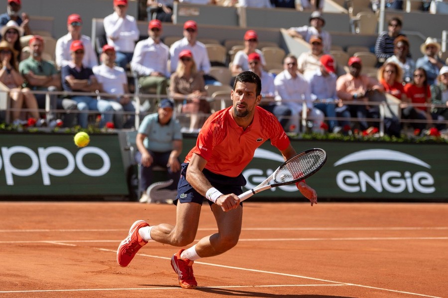 Novak Djokovic s-a calificat în optimile Roland-Garros după un thriller cu Davidovich Fokina