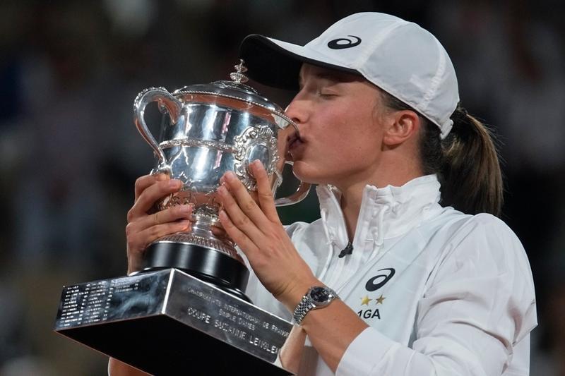 Iga Swiatek a reuşit ”hattrick-ul” la Roland Garros, după o finală epică cu revelaţia Karolina Muchova