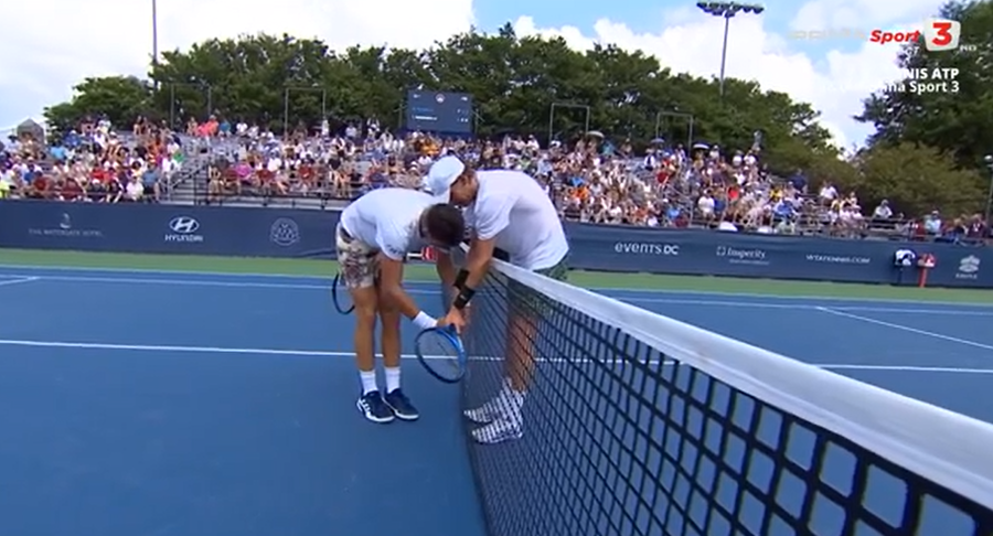 VIDEO | Moment unic în tenis, la turneul ATP de la Washington. Max Purcell a rămas cu mâna blocată în rachetă. A fost nevoie de intervenţia adversarului