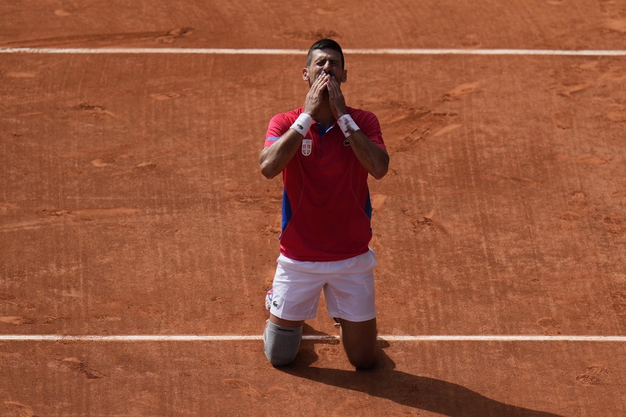 Novak Djokovic a câştigat singurul titlu care îi lipsea din palmares: aurul olimpic. El s-a impus în două seturi în faţa lui Carlos Alcaraz