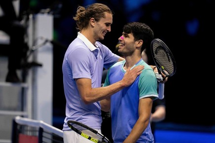 VIDEO | Alexander Zverev l-a învins pe Carlos Alcaraz şi s-a calificat în semifinale la Turneul Campionilor