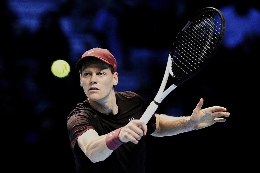 Jannik Sinner a avut crampe din cauza căldurii, dar s-a calificat în optimi la Australian Open