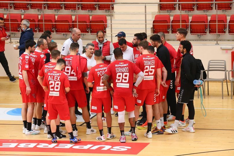 Dinamo Bucureşti a primit medaliile de campioană naţională la handbal masculin după victoria cu Steaua
