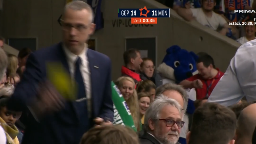 VIDEO | Moment epic! Un copil a apăsat butonul de time-out şi a fost avertizat cu cartonaş galben 