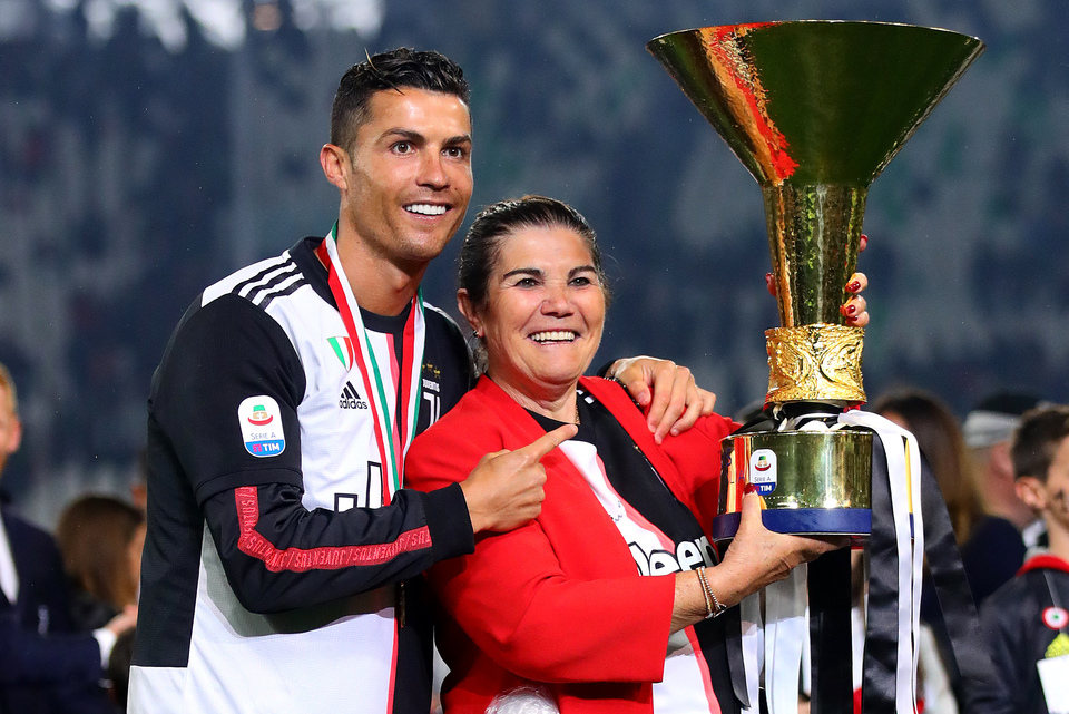 //i0.1616.ro/media/581/3142/38127/19512928/1/ronaldo-mama.jpg