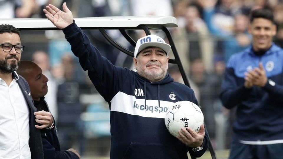 //i0.1616.ro/media/581/3142/38127/19735540/1/maradona-gimnasia.jpg