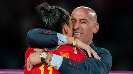 Cazul sărutului forţat de la CM de fotbal feminin! Parchetul spaniol cere doi ani şi jumătate de închisoare împotriva lui Luis Rubiales

